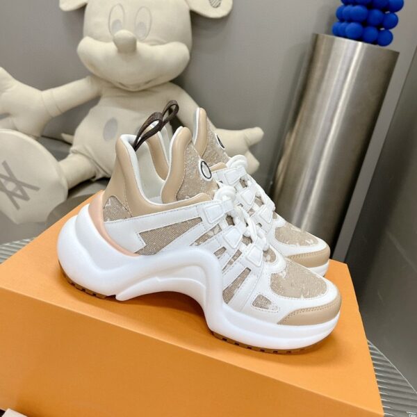 New Women's Thick Sole Trendy Lace-Up Height Increasing Casual Sports Shoes
